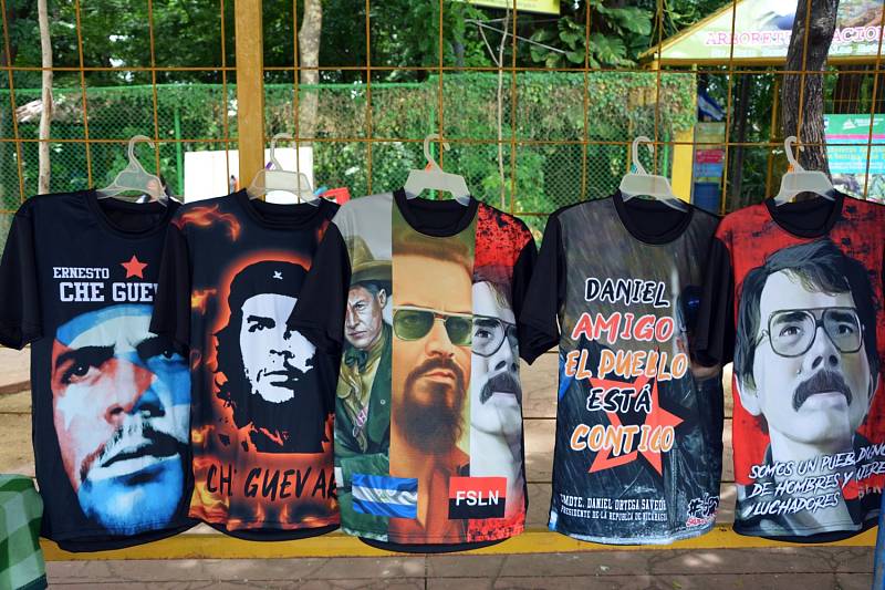 REVOLUCIONÁRSKY MERCH. Che Guevara, Carlos Fonseca, či mladý Daniel Ortega na tričkách s heslami revolúcie.