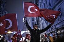 Turci protestovali v Istanbulu před nizozemskou ambasádou. 