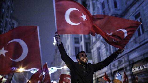 Turci protestovali v Istanbulu před nizozemskou ambasádou. 