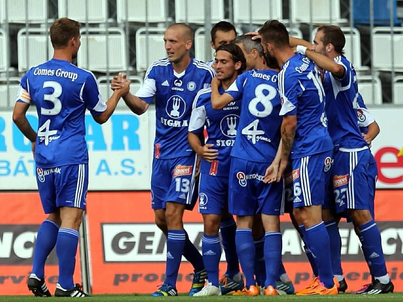 Fotbalisté Olomouce se radují z gólu proti Frýdku-Místku.