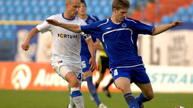 Záložník Baníku Martin Lukeš (vlevo) v souboji s hráčem běloruského Mogileva.