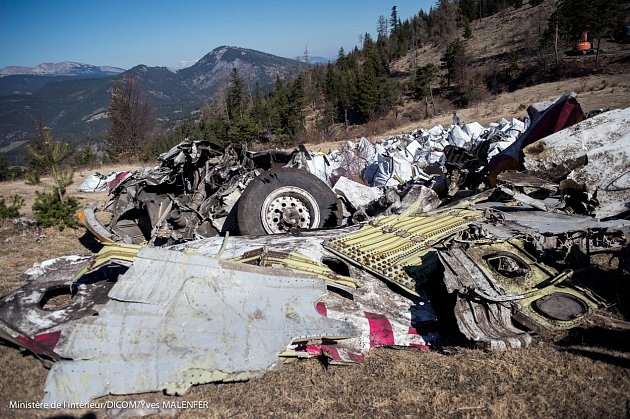 Snímek pořízený 13. dubna 2015 francouzským ministrem vnitra ukazuje trosky na místě havárie německého Airbusu A320 poblíž vesnice Le Vernet.