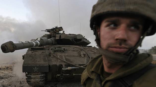 Izraelský voják a tank poblíž pásma Gazy.