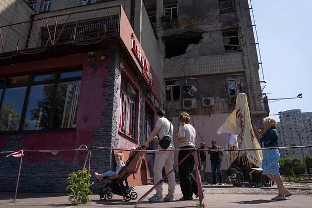 Dronem zničená budova v Kyjevě, 28. května 2023.