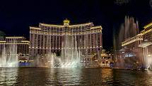 Resort Bellagio patří k nejslavnějším místům na Stripu v Las Vegas. Zdobný interiér je v italském stylu, ovšem nejznámější je soustava fontán ve venkovním areálu, která vytváří unikátní vodní show.