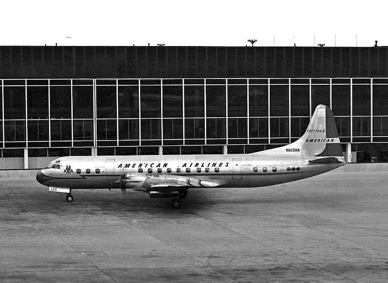 Letoun Lockheed L-188A Electra. Stejný typ, jakým se vraceli domů nadšení diváci Super Bowlu netušící, co je čeká