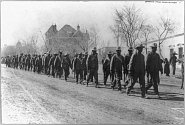 Povstalecká pěchota pochoduje během mexické války roku 1914