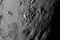 merický Národní úřad pro letectví a vesmír (NASA) dnes zveřejnil detailní snímky, které sonda New Horizons pořídila při úterním průletu kolem trpasličí planety Pluto a jejího měsíce Charon. 