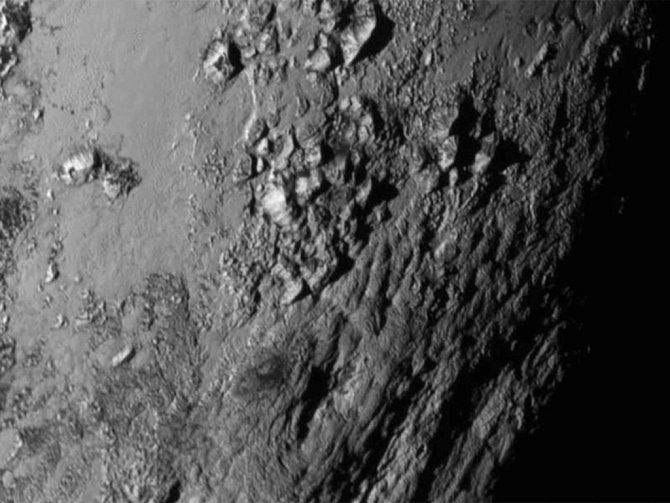 merický Národní úřad pro letectví a vesmír (NASA) dnes zveřejnil detailní snímky, které sonda New Horizons pořídila při úterním průletu kolem trpasličí planety Pluto a jejího měsíce Charon. 