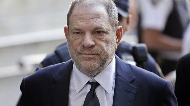 Harvey Weinstein přichází k soudu