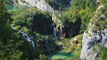 Krásné vodopády, krasové skály. To je chorvatský národní park Plitvická jezera.