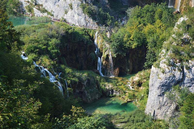 Krásné vodopády, krasové skály. To je chorvatský národní park Plitvická jezera.