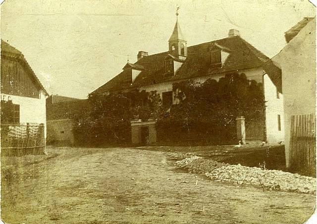 Historický snímek zámku v Podmoklech, kolem roku 1895