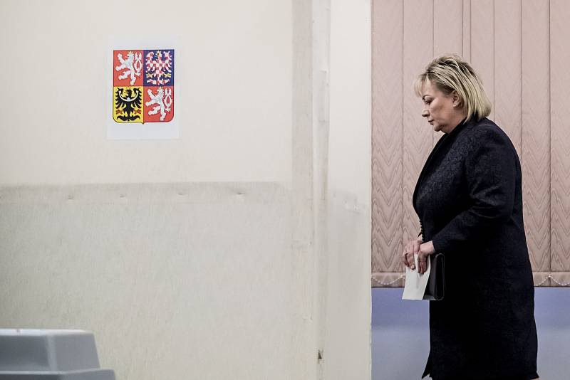 Prezident Miloš Zeman se svou ženou Ivanou volili 12. ledna na pražských Lužinách v prvním kole prezidentských voleb.