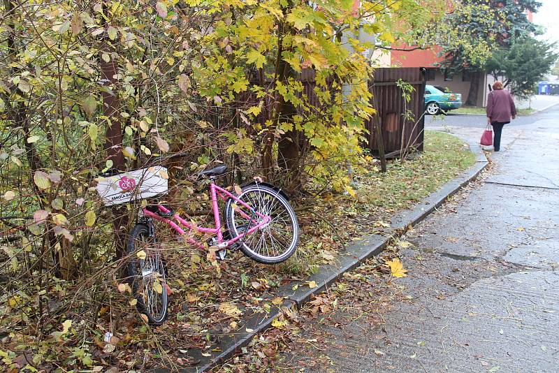 Lidé občas ponechávají růžová kola na nevhodných místech.