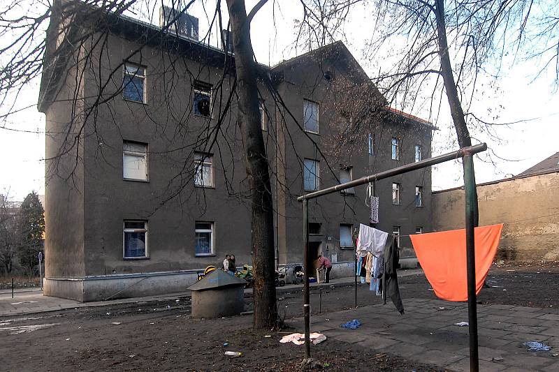 Škodova ulice v Přerově není dobrá adresa. Od března letošního roku má začít demolice obytných domů. Obyvatelé tomu nevěří. Většina nemá ponětí kde bude bydlet.