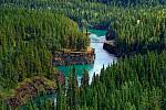 Nekonečné lesy a divoká příroda obklopují řeku Yukon.