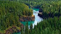 Nekonečné lesy a divoká příroda obklopují řeku Yukon.