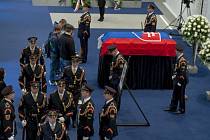 Na první státní pohřeb politika v novodobé historii Slovenska přijel také český prezident Miloš Zeman a jeho předchůdce v úřadu Václav Klaus. 