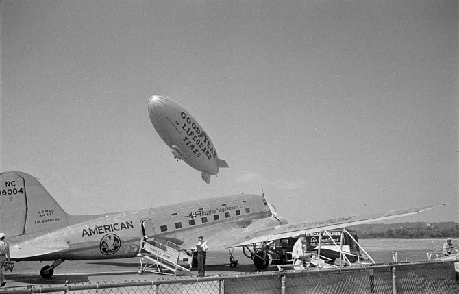 Letoun Douglas DC-3 (konkrétně verze Douglas DST) společnosti American Airlines. Letoun stejného typu beze stopy v roce 1948 zmizel v oblasti Bermudského trojúhelníku