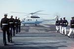 Společná čestná stráž americko-filipínské námořní pěchoty se chystá přivítat na své základně vrtulník SA-330 Puma s filipínskou prezidentkou Corazon Aquinovou