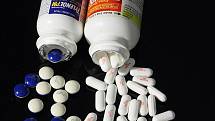 Extra silný Tylenol a Extra silný Tylenol PM, léky proti bolesti s účinnou látkou acetaminofen/paracetamol. V roce 1982 k nim byl bohužel v Chicagu přimíchán kyanid