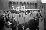 Protestní manifestace 24. srpna 1964; někteří demonstranti drží cedule s portréty zavražděných občanskoprávních aktivistů