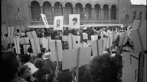 Protestní manifestace 24. srpna 1964; někteří demonstranti drží cedule s portréty zavražděných občanskoprávních aktivistů
