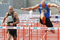 Překážkář Petr Svoboda (vpravo) na mítinku v Ústí nad Labem v běhu na 110 m nezvítězil.