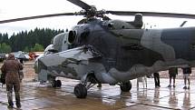 Bitevní vrtulník Mi-24 na statické ukázce.