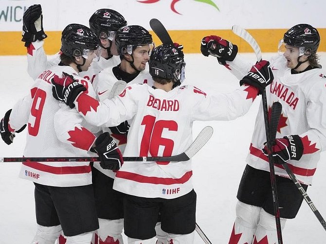 Hokejisté Kanady slaví obhajobu zlatých medailí na světovém šampionátu juniorů.