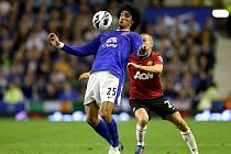 Marouane Fellaini z Evertonu (vlevo) a Tom Cleverley z Manchesteru United.