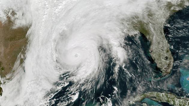 Hurikán Zeta (na satelitním snímku), který ve středu dorazil k jihovýchodnímu pobřeží amerického státu Louisiana, se přesouvá na severovýchod a způsobuje záplavy i rozsáhlé výpadky elektrického proudu