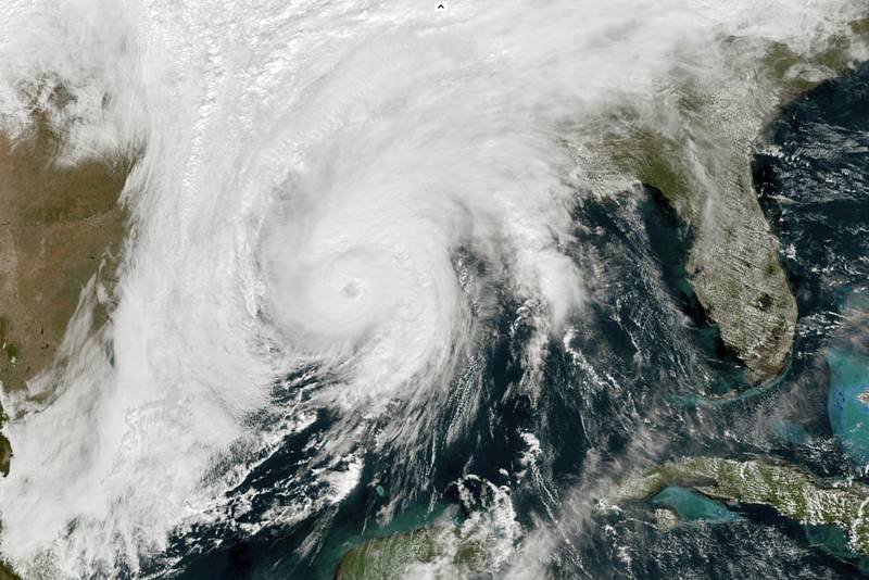 Hurikán Zeta (na satelitním snímku), který ve středu dorazil k jihovýchodnímu pobřeží amerického státu Louisiana, se přesouvá na severovýchod a způsobuje záplavy i rozsáhlé výpadky elektrického proudu