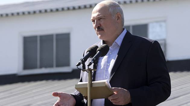 Běloruský prezident Alexandr Lukašenko při projevu před zaměstnanci továrny na výrobu traktorů v Minsku (MZKT)