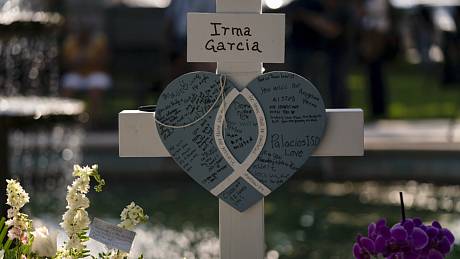Náhrobek Irmy Garciaové, jedné ze dvou učitelek zavražděných při úterní střelbě na základní škole v texaském městě Uvalde.