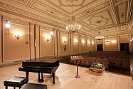 Sukova koncertní síň v novorenesanční budově Rudolfina, klavír - ilustrační foto.