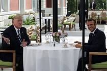 Americký prezident Donald Trump (vlevo) při obědě s francouzským prezidentem Emmanuelem Macronem během konání summitu G7