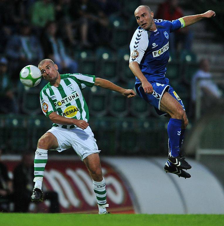 Marek Nikl z Bohemians 1905 (vlevo) hlavičkuje u Jana Nezmara z Liberce v Ondrášovka Cupu.