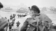 Commandos při vylodění v Normandii. Jejich poznávacím znakem byly zelené barety