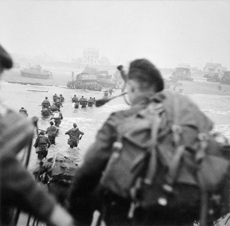 Commandos při vylodění v Normandii. Jejich poznávacím znakem byly zelené barety