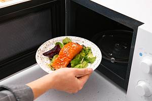 U některých potravin zvažte, zda jim ohřev v mikrovlnné troubě prospěje.
