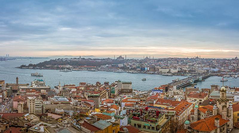 Istanbul je moderní přímořské město, v němž se mísí prvky evropské a islámské archiektury.