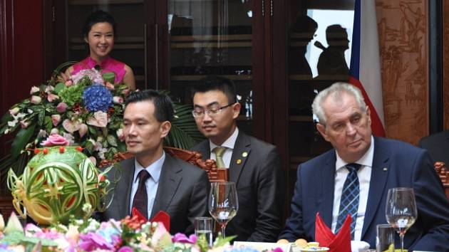 Prezident Miloš Zeman (vpravo) a předseda čínské společnosti CEFC Jie Ťien-ming (vlevo).
