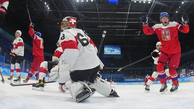 Čeští hokejisté slaví gól v utkání proti Švýcarsku.
