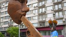 Nová socha Vladimira Putina v ukrajinském Kyjevě.