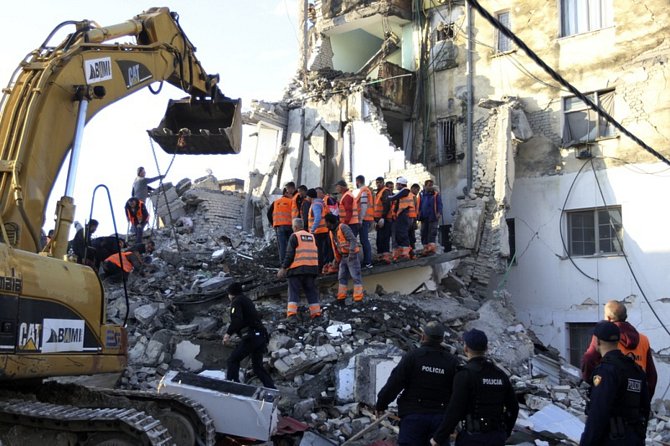 Záchranáři prohledávají trosky domu ve městě Thumanë, který se zřítil během zemětřesení.