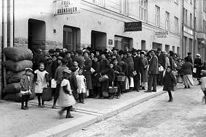 Fronta před obchodem s potravinami v roce 1917 ve Švédsku. Hlad zachvátil v důsledku válečných událostí celou Evropu