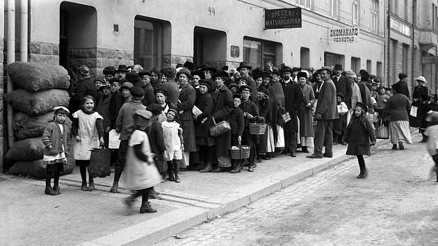 Fronta před obchodem s potravinami v roce 1917 ve Švédsku. Hlad zachvátil v důsledku válečných událostí celou Evropu