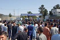 Afghánci tísnící se u letiště v Kábulu